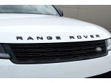 オプションのブラックエクステリアパックの装着でグリルやRANGE ROVERバッジなどがグロスブラックが装着され引き締まった印象になります。