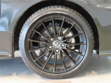 純正のアルミホイール装着車です。タイヤサイズは225/40R18です。