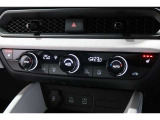 運転席と助手席の温度設定の変更が可能な左右独立タイプのデュアルエアコンです♪♪♪暑がりな人・寒がりな人も誰もが車内を快適にお過ごしいただけます♪♪♪