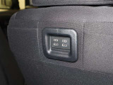 後席の方も使いやすい様に全席の後ろにスマートフォンなどを充電できるUSB端子を装備していますよ(^^)/