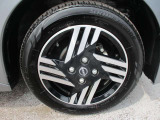 日産純正のアルミホイールが装着されてます。ボディデザインとマッチしておりカッコイイですね。