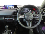【運転席インテリアデザイン】左右対称のインテリアデザインでドライバーを包み込み運転に集中できるように設計されています。