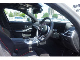 【運転席シート】人間工学に基づき形成した形状が長時間のドライブ疲労も軽減します。すべての走りを特別な出来事に変える様に設計されています。