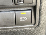 【アダプティブハイビーム】遠くまで明るく照らすハイビームを先行車や対向車に照射しない様、自動で調整!毎回手動で切り替える必要がなく、夜間走行時のストレスも軽減。安全性向上にも寄与します。