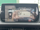 【360&deg;ビュー・モニター】まるでクルマを真上から見下ろしたかのような視点で駐車をサポートします!クルマの斜め後ろや真横など、前後左右の4つのカメラの映像が合成されて、モニターに映し出されます。