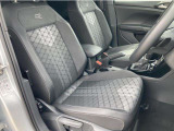 R-Line専用デザインのスポーツコンフォートシートは、欧州車らしく硬めのセッティングで、長距離でも快適に運転できます。