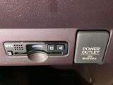 アクセサリーソケットはUSBのアダプターなどをつければ、スマホの充電にも使えます。その横にはETCがついています。高速道路の料金所の通過も楽々です!。