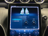 運転席・助手席で独立して温度設定が可能。室温や外気温の変化に応じて、設定に合わせた温度と風量を自動的に調整します。ブロアモーターの小型・軽量化によって、エネルギー効率も向上しています。