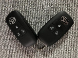 電子カードキーを携帯していれば、ドアハンドルやバックドアのリクエストスイッチを押すだけでドアの施錠・解錠が出来ます♪もちろん 遠隔操作も可能です!盗難防止のイモビライザー機能装備ですよ ☆