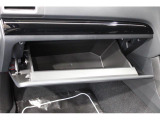車検証ケースや取扱説明書は助手席の大型グローブボックスに収納可能。