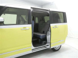 【両側パワースライドドア】両側パワースライドドア付きだから、狭い駐車スペースなどでの 乗り降りラクラク!小さなお子さまのいるご家庭には嬉しい装備。