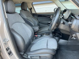 ●前席:ゆったりとしたドライバースペースで、長時間の運転でも快適にお過ごしいただけます。