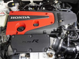 CIVIC TYPE Rの心臓部。【2.0L VTEC TURBO】高回転エンジンならではの胸のすく吹け上がりを実現している。
