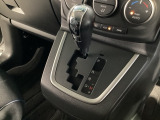 温度の設定のみで快適な風量やモードなどを自動調整してくれるフルオートエアコンを装備!運転席側、助手席側で左右独立して温度調節も可能です!