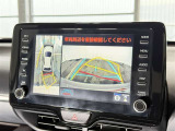 【バックガイドモニター】車両後方の映像をナビ画面に表示し、駐車などの後退操作をサポートします。