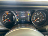 中央のディスプレイでは車両の設定や様々な情報を表示してくれます。