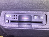【ETC車載器】カードを挿すだけでゲートをスルー。利用には車両情報を登録する「セットアップ」が別途必要です。