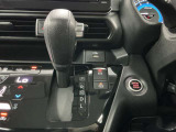 前後の動きだけで簡単に操作できる先進的なデザインの電制シフト。扱いやすく、手に馴染みやすい設計となっています。電子パーキング・オートブレーキホールド付き