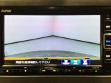【バックカメラ】運転が苦手な方も車庫入れラクラクです!ギアをリバースに入れれば自動的に切り換わりますので、面倒な操作は不要です♪狭い駐車場もお車を傷つけず安心ですね!