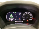 ハイブリット車専用のメーターです。右側の大型スピードメーターに加え、ステアリングスイッチを使って左のマルチインフォメーション・ディスプレイで燃費や動力伝達などの情報が見れるようになっています。