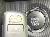 【キーフリーシステム】カバンやポケットに入れたままでもドアの施錠・解錠が可能なスマートキーを装備。エンジンのオン・オフ時もカギを取り出す必要が無いからとっても便利です♪