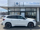【BMWの伝統-3】BMWのお車は、&ldquo;駆け抜ける歓び&rdquo;を体現しております。走行の安定性とコーナリングの良さを追求し、思い通りにハンドルの操作可能です。