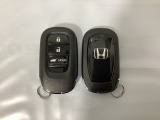 スマートキーを装備しています。鍵を差し込むことなくドアロックの開け閉めと、スタートボタン操作でのエンジンスタートができます。ボタン操作でトランクが開けられる電動テールゲートのボタンもついています。