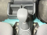【フロアマニュアルトランスミッション5】フロアマニュアルトランスミッションとは、自動車などの車両において、運転席および助手席の間にシフトレバーを配置したマニュアルトランスミッションのことです。