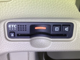 ビルトインタイプのETCで見た目もスッキリ。高速道路の利用にとても便利です。利用には車両情報を登録する「セットアップ」が別途必要です。