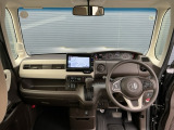 運転席周りです。カップホルダーや小物の収納などは必須ですよね!!使い勝手の良いつくりになっております!!