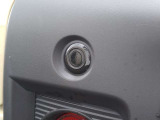 後方にはコーナーセンサーが付いております。音で危険を知らせてくれるのとブレーキとアクセルの踏み間違えも防止してくれます。