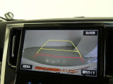 バックガイドモニター付き。車両後方の映像をナビ画面に表示し、駐車などの後退操作をサポートします。