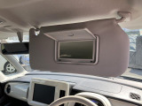 運転席側サンバイザーにはバニティミラーとチケットホルダーがついています。