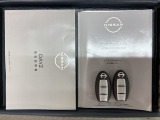 スマートキーは鍵をバッグに入れたままでもドアロックの開閉やエンジンのON・OFFができます。夜間や雨の日も鍵を探さなくて良いので便利です。