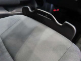 助手席シートの上に置いた荷物が、ブレーキをかけた時落下するのを防ぎます。