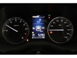 燃費などの走行情報が一目でわかる「マルチインフォメーションディスプレイ付きメーター」。視認性に優れた精緻な文字盤が上質さを演出。