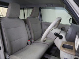 ソフトベージュのナチュラルな質感がほっとする、シンプルな運転席です。