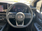インテリアに合わせたデザインのステアリングは、運転される方のことも考え、運転しやすい形状、大きさです。是非一度、実際に触ってお確かめください。
