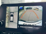 アラウンドビューモニター。上空から見下ろしているかのような映像を映し出して周囲を確認し、スムースな駐車をアシストします。