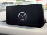 【8インチマツダコネクト】車内の雰囲気にマッチした大型のディスプレイ。スマホ接続でのナビ使用やBluetooth再生等、様々な機能が楽しめます。直感的なダイヤル操作が可能で、使い勝手も良好です。
