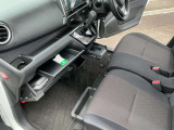 グローブボックスの他にも収納をご用意してます。車内をスッキリ見せることができます。