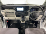ドライバーを包み込むように、ディスプレーやスイッチ、コンソールを配置。座った瞬間から運転への期待が!空間そのものの心地よさにこだわっています。