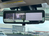 【スマートリヤビューミラー】後席の大きな荷物や同乗者で後方が確認しづらい時でも安心!カメラが撮影した車両後方の映像をルームミラー内に表示。クリアな視界で状況の確認が可能です!