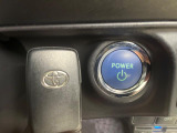 【スマートキー】カバンやポケットに入れたままでもドアの施錠・解錠が可能なスマートキーを装備。エンジンのオン・オフ時もカギを取り出す必要が無いからとっても便利です♪