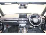 操作性に優れた運転席となります!小物入れや各ボタンの配置にこだわり、使いやすいです!座り心地もよく視認性も良好なのでロングドライブもお任せ下さい!