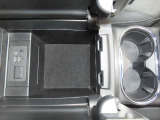 コマンダーコントロール後方に、前二席分のドリンクホルダーを備えています。更にその後方のアームレスト内には、USBポートを備えています。