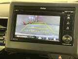 リバースギアに入れるだけで後方の表示へ切り替わります。夜間や雨の日の駐車も楽になりますよ。