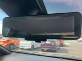スマートルームミラー◆積載物などで、さえぎられがちなルームミラーの後方視界。車内状況に関わらず車両後方にあるカメラの映像をルームミラーに映し出します!もちろん夜や悪天降雨でもクリアな後方視界を確保!
