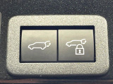 【パワーバックドア】スマートキーや運転席のボタンを押すだけでリアゲートが自動で開閉します!荷物を持っている時や、高い位置にあるバックドアを閉める際に便利な機能です♪