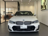 【BMWの伝統-1】BMWの特徴的な&ldquo;キドニーグリル&rdquo;は、80年以上続く伝統の形でございます。変わらないこだわりのデザインが、プレミアムブランド&ldquo;BMW&rdquo;を創り出します。